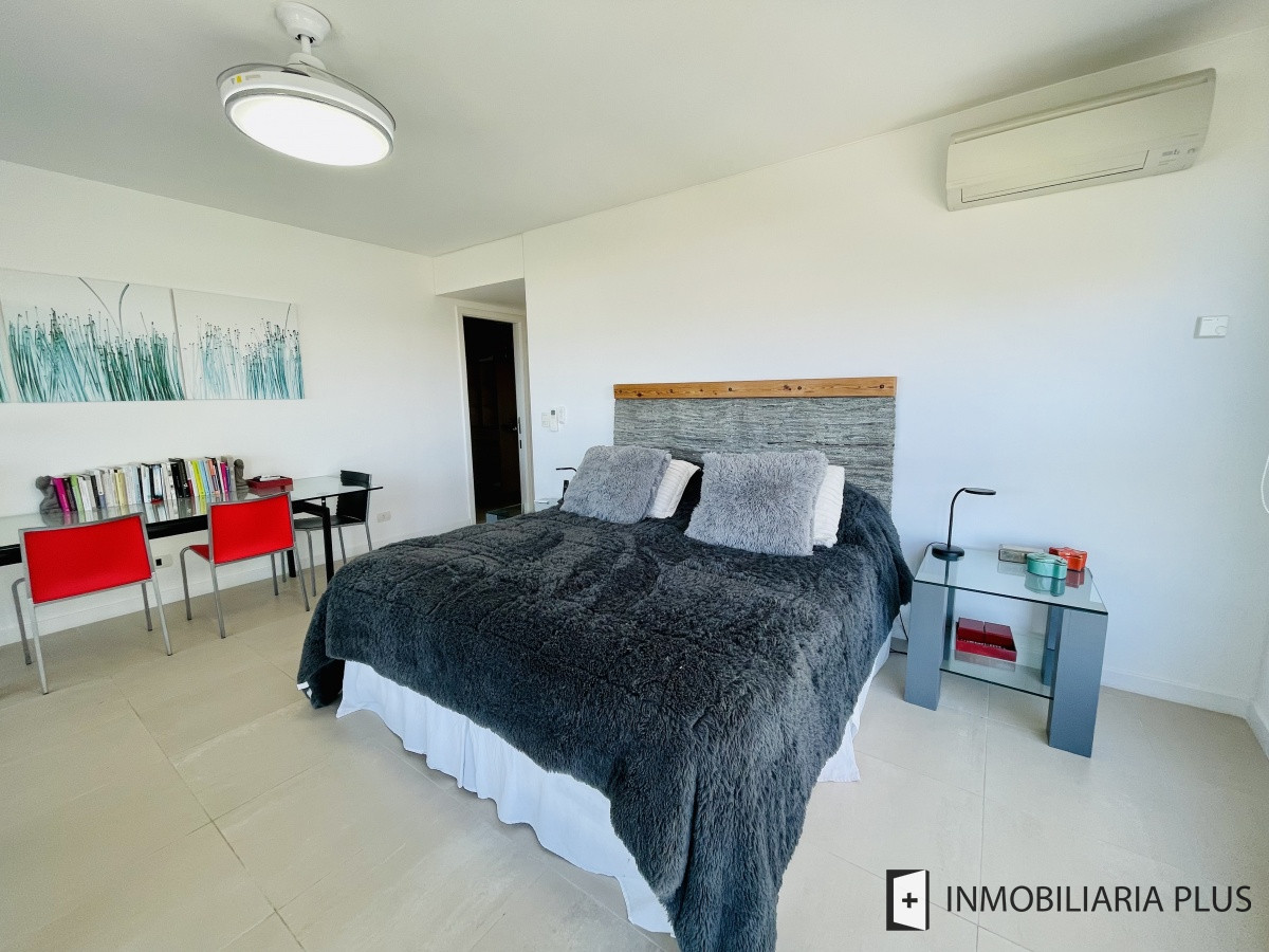 Apartamento ID.812 - Venta departamento esquinero de cuatro dormitorios frente a playa Brava de Punta del Este C812