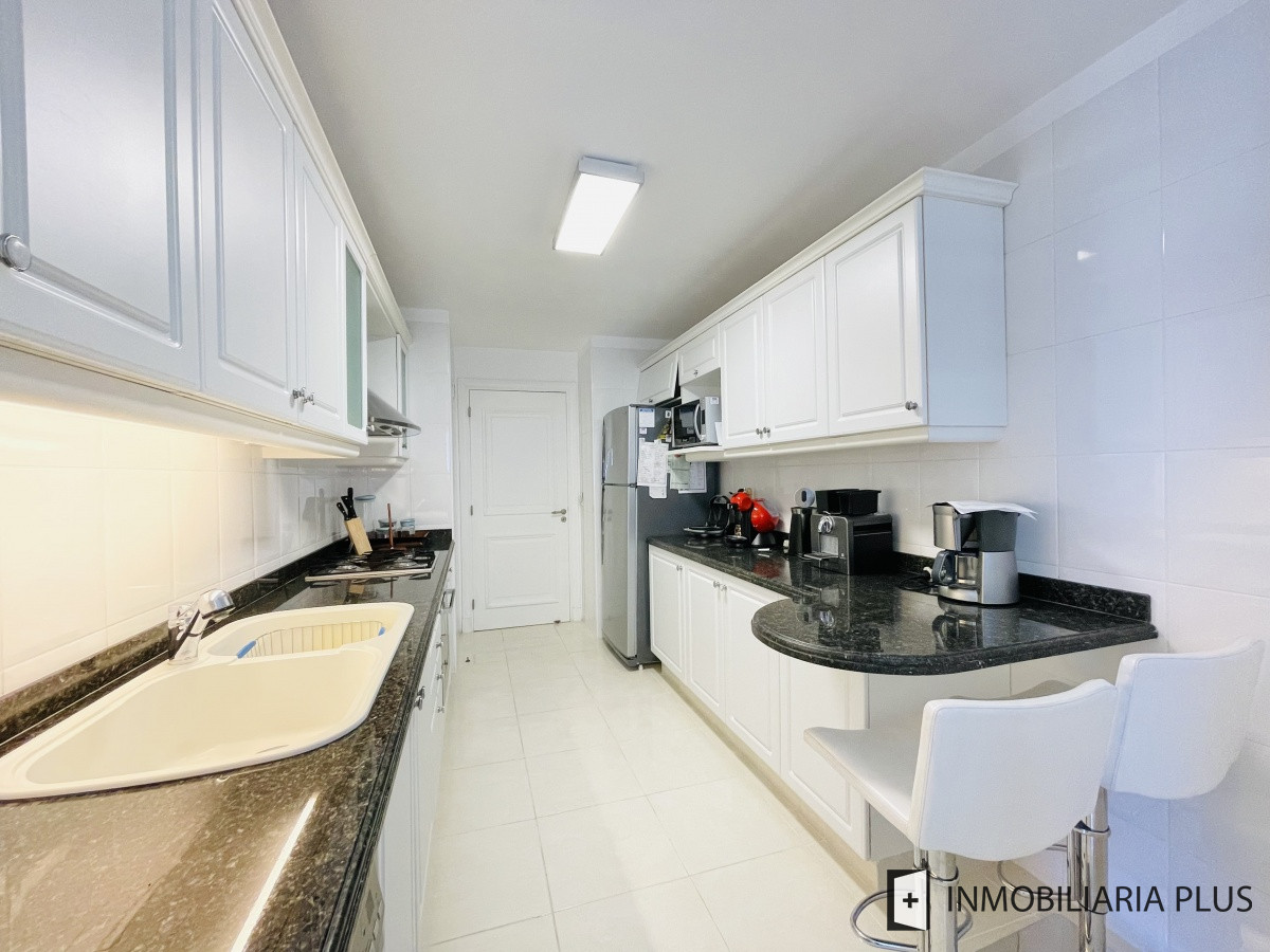 Apartamento ID.934 - Alquiler de Apartamento de 197 m2 con vista al mar con todos los servicios en Torre Le Jardin de Playa Mansa, Punta del Este