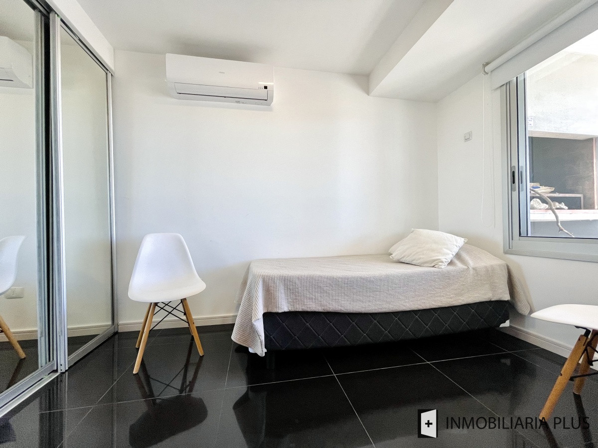 Apartamento ID.876 - Venta de Apartamento de 2 Dormitorios y Dependencia con todos los servicios en Playa Brava de Punta del Este