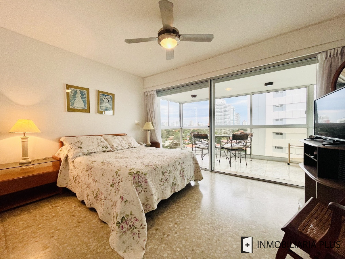 Apartamento ID.715 - Venta de Apartamento de 2 Dormitorios Frente al Mar, con Vista - Playa Mansa, Venta Código: C715B