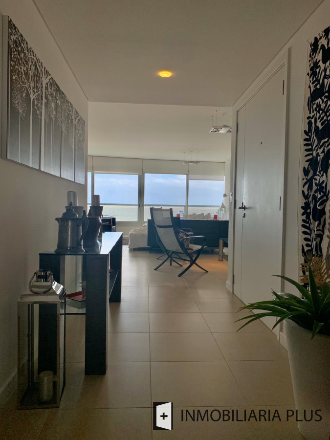 Apartamento ID.812 - Venta departamento esquinero de cuatro dormitorios frente a playa Brava de Punta del Este C812