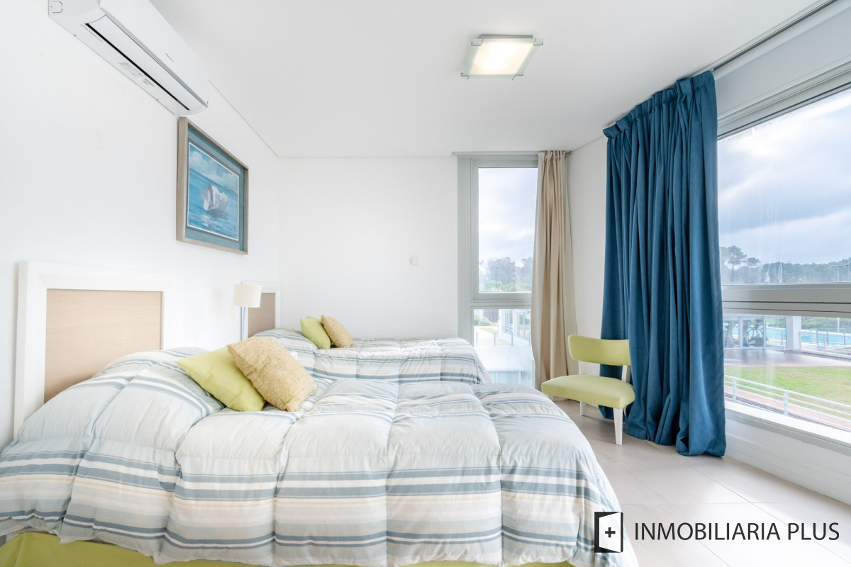 Apartamento ID.1075 - Venta de Apartamento de 218 m2 con 4 dormitorios en playa Brava Punta del Este