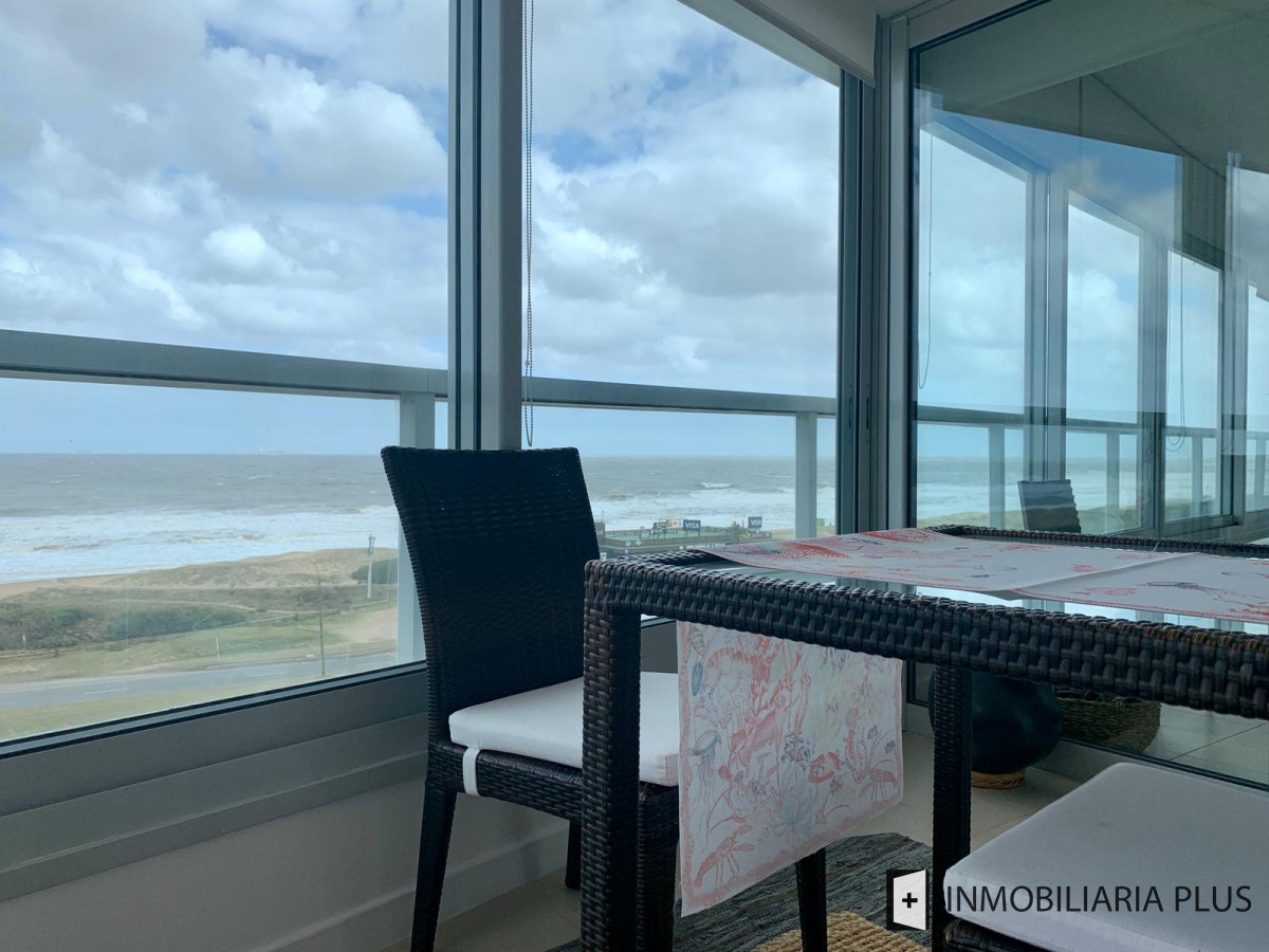 Apartamento ID.812 - Venta departamento esquinero de cuatro dormitorios frente a playa Brava de Punta del Este C812