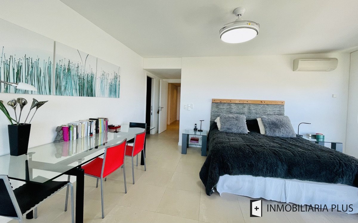 Apartamento ID.812 - Venta departamento esquinero de cuatro dormitorios frente a playa Brava de Punta del Este C812
