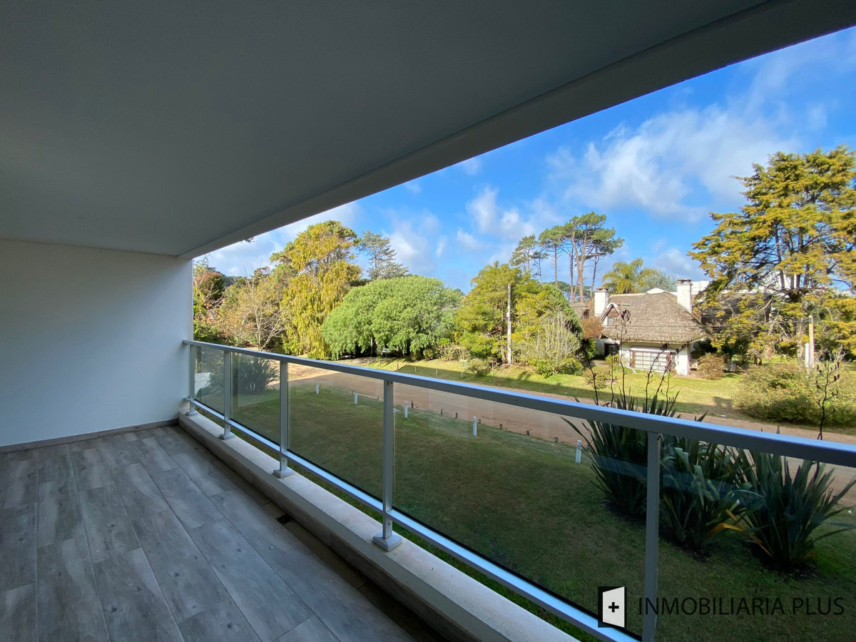 Apartamento ID.472 - Espectacular Apartamento de 2 Dormitorios, Dependencia y Parrillero a Estrenar en Punta del Este Maldonado C924