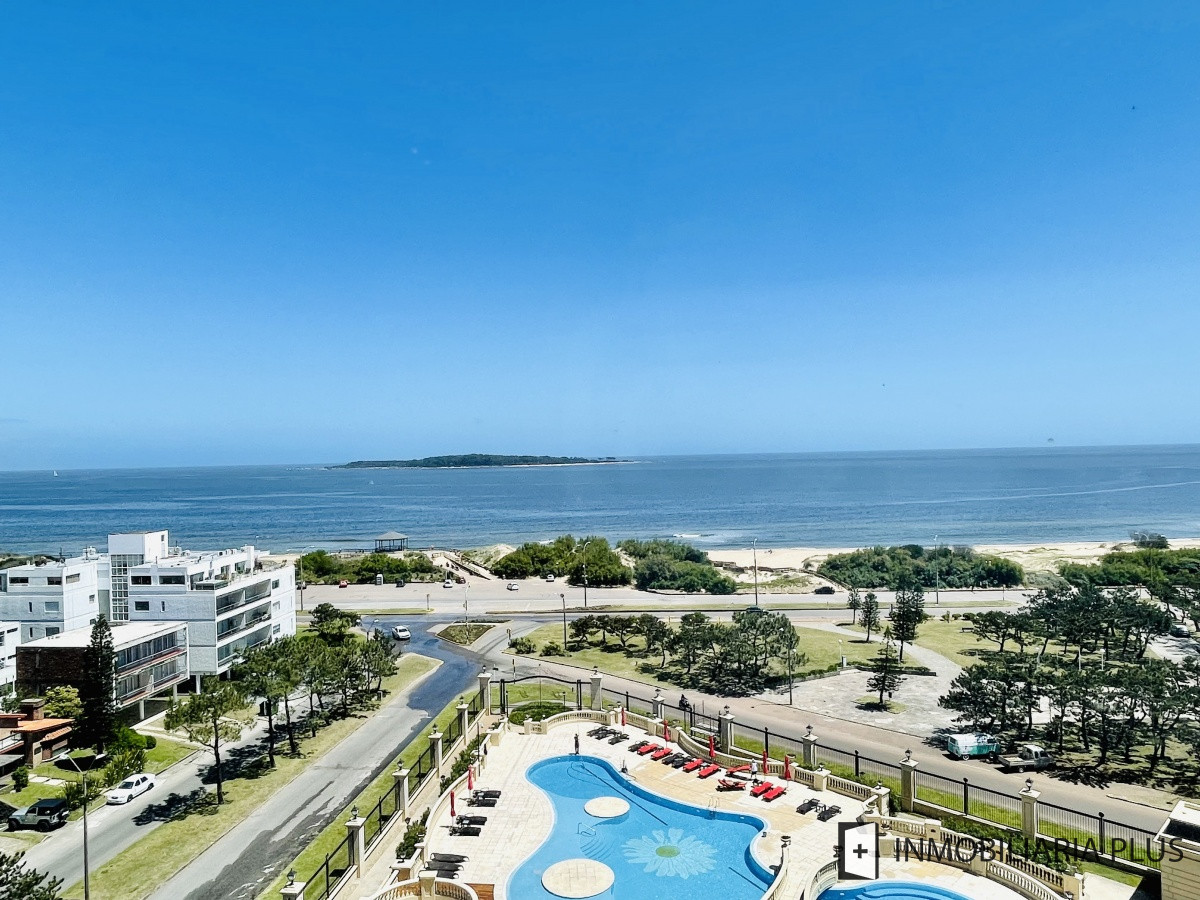 Apartamento ID.934 - Alquiler de Apartamento de 197 m2 con vista al mar con todos los servicios en Torre Le Jardin de Playa Mansa, Punta del Este
