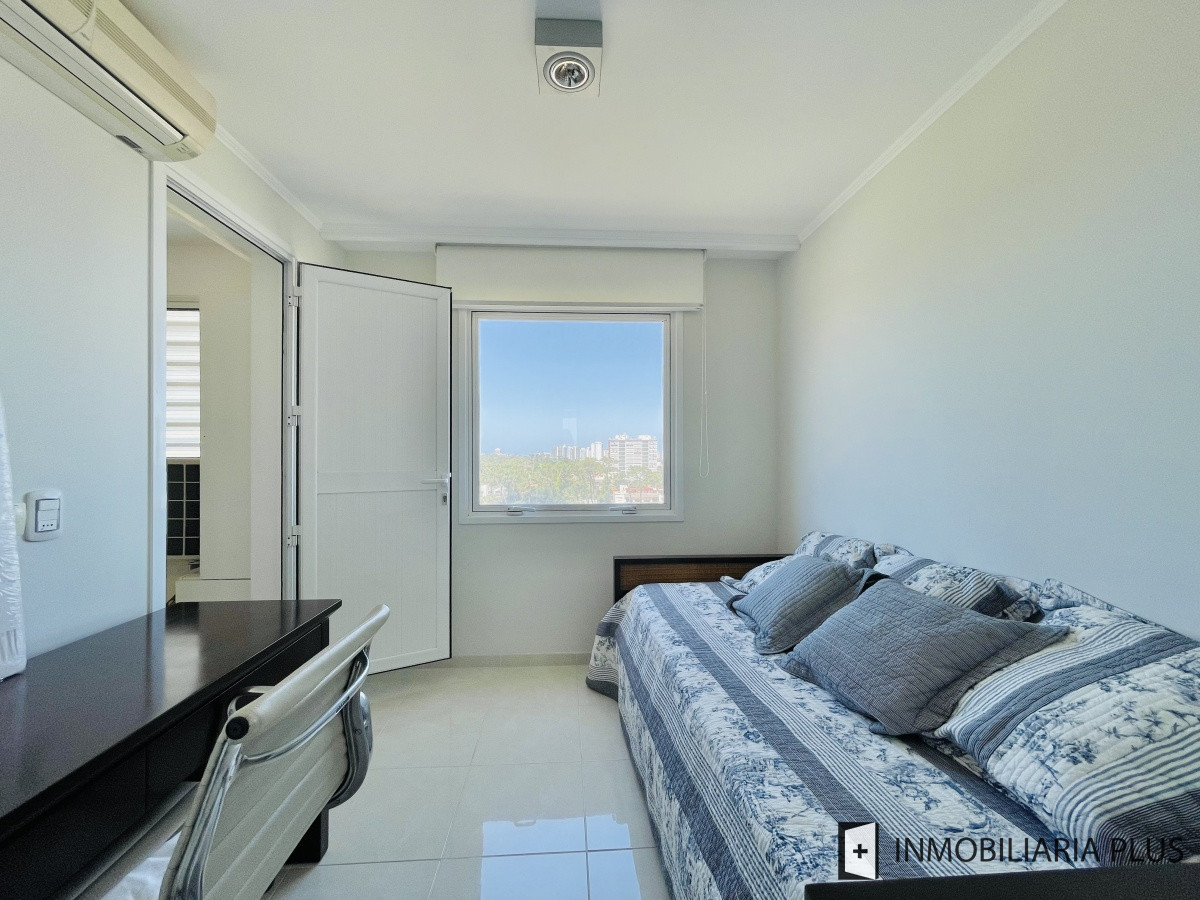 Apartamento ID.934 - Alquiler de Apartamento de 197 m2 con vista al mar con todos los servicios en Torre Le Jardin de Playa Mansa, Punta del Este