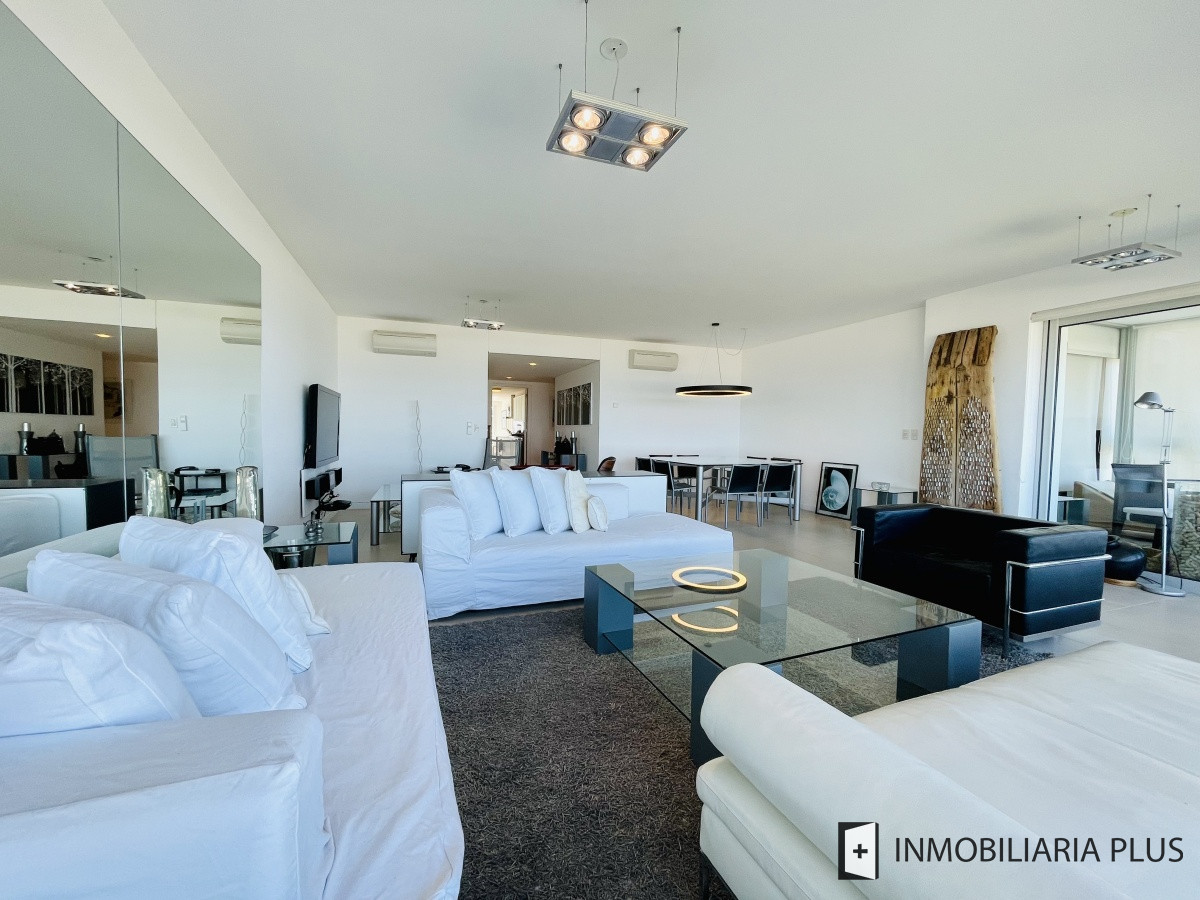 Apartamento ID.812 - Venta departamento esquinero de cuatro dormitorios frente a playa Brava de Punta del Este C812