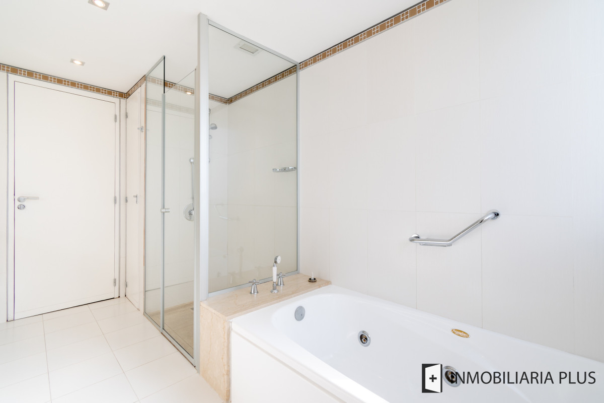 Apartamento ID.1075 - Venta de Apartamento de 218 m2 con 4 dormitorios en playa Brava Punta del Este