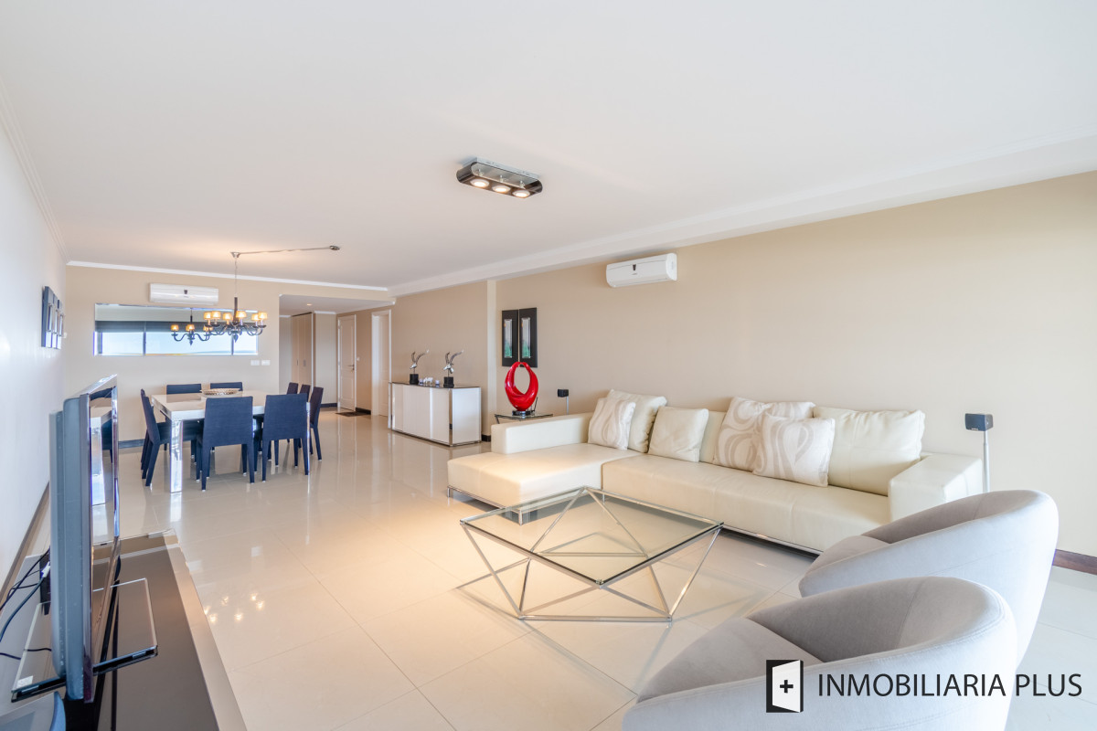 Apartamento ID.645 - Venta de Moderno Apartamento de 254 m2 con 3 Dormitorio y Dependencia Frente al Mar, Playa Brava C996