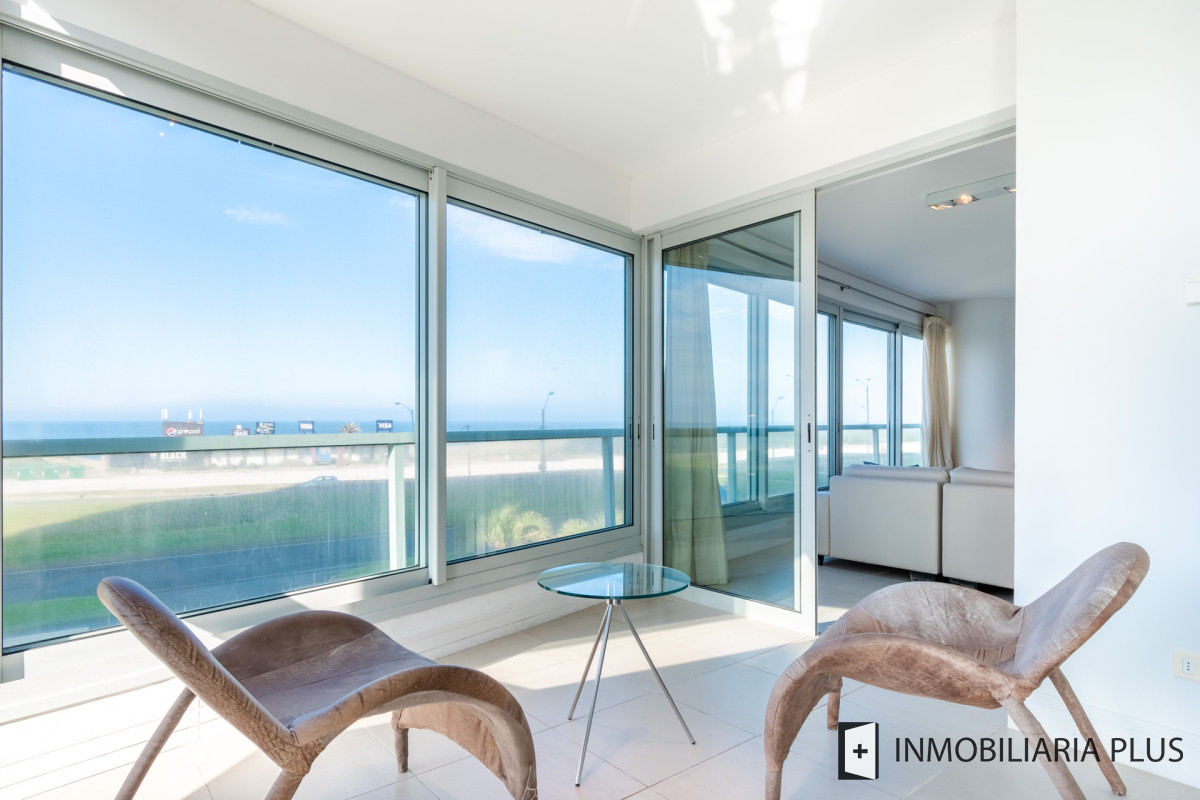 Apartamento ID.1075 - Venta de Apartamento de 218 m2 con 4 dormitorios en playa Brava Punta del Este