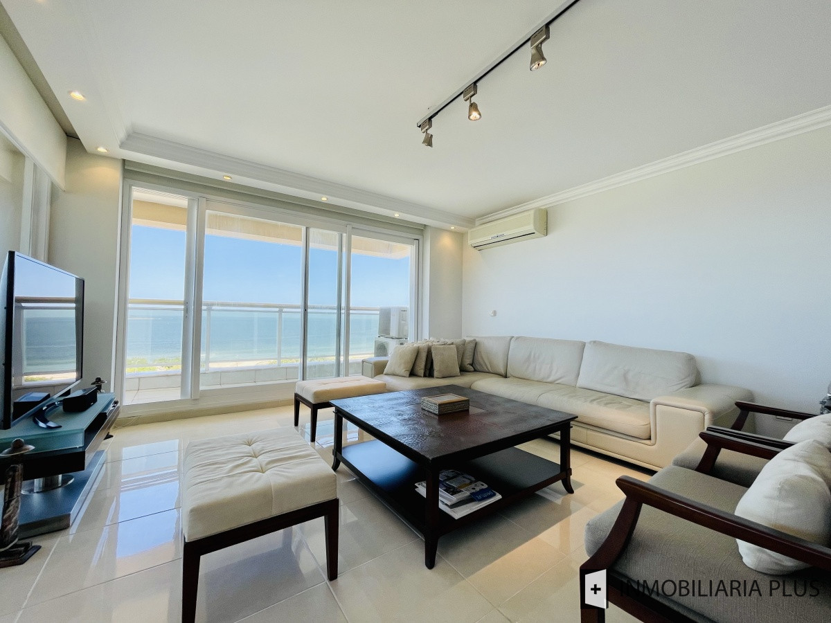 Apartamento ID.934 - Alquiler de Apartamento de 197 m2 con vista al mar con todos los servicios en Torre Le Jardin de Playa Mansa, Punta del Este