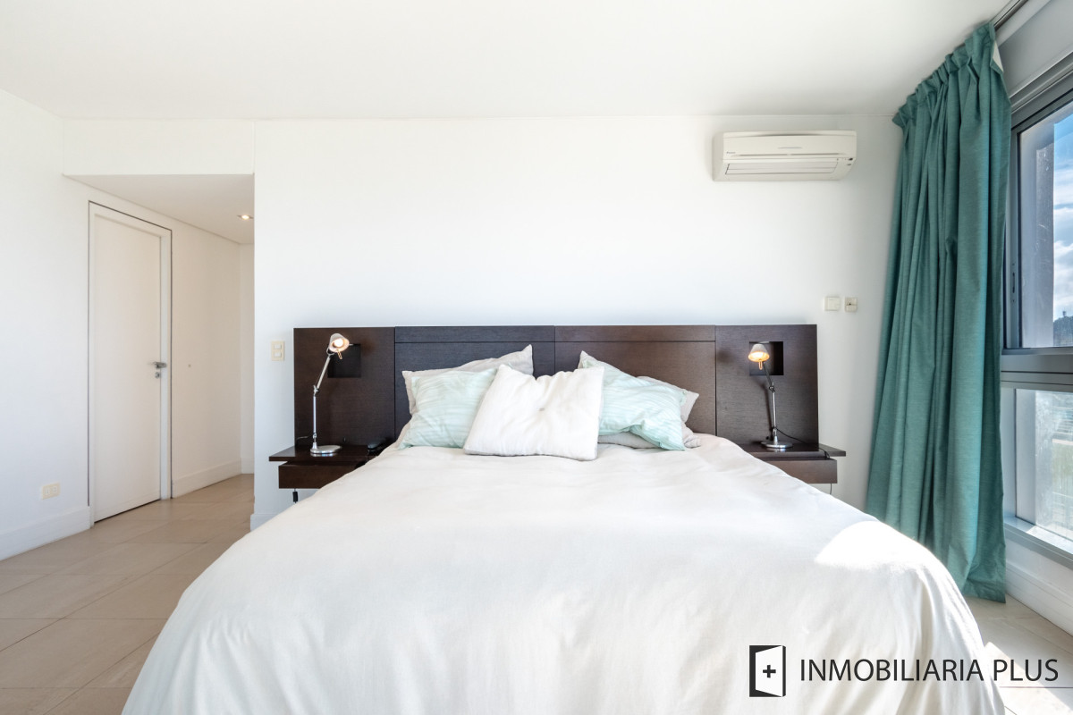 Apartamento ID.1075 - Venta de Apartamento de 218 m2 con 4 dormitorios en playa Brava Punta del Este