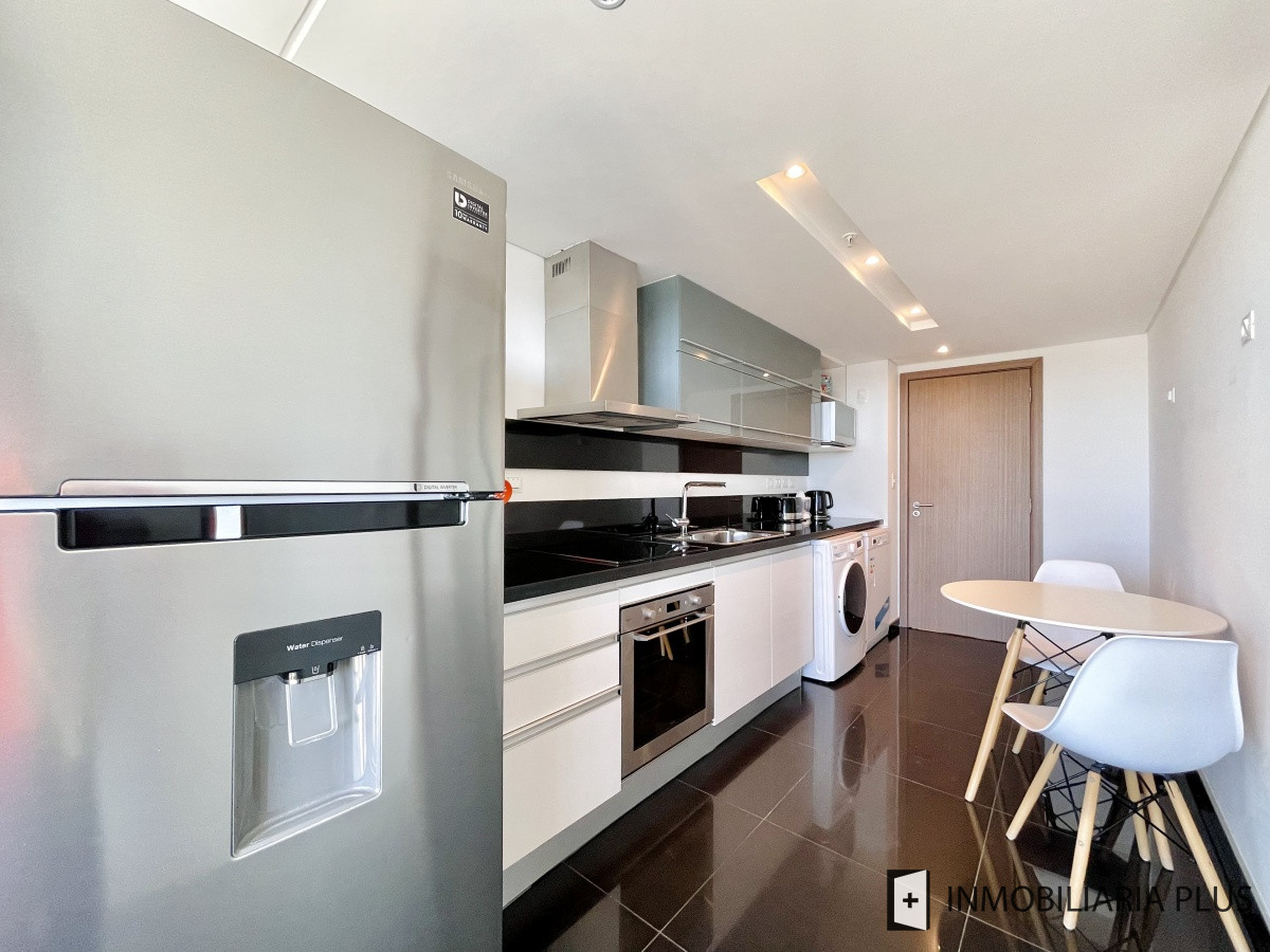 Apartamento ID.876 - Venta de Apartamento de 2 Dormitorios y Dependencia con todos los servicios en Playa Brava de Punta del Este