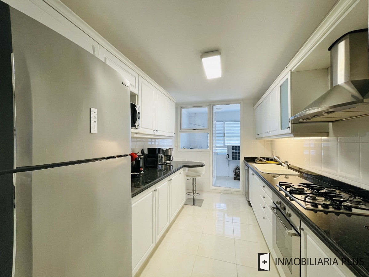 Apartamento ID.934 - Alquiler de Apartamento de 197 m2 con vista al mar con todos los servicios en Torre Le Jardin de Playa Mansa, Punta del Este