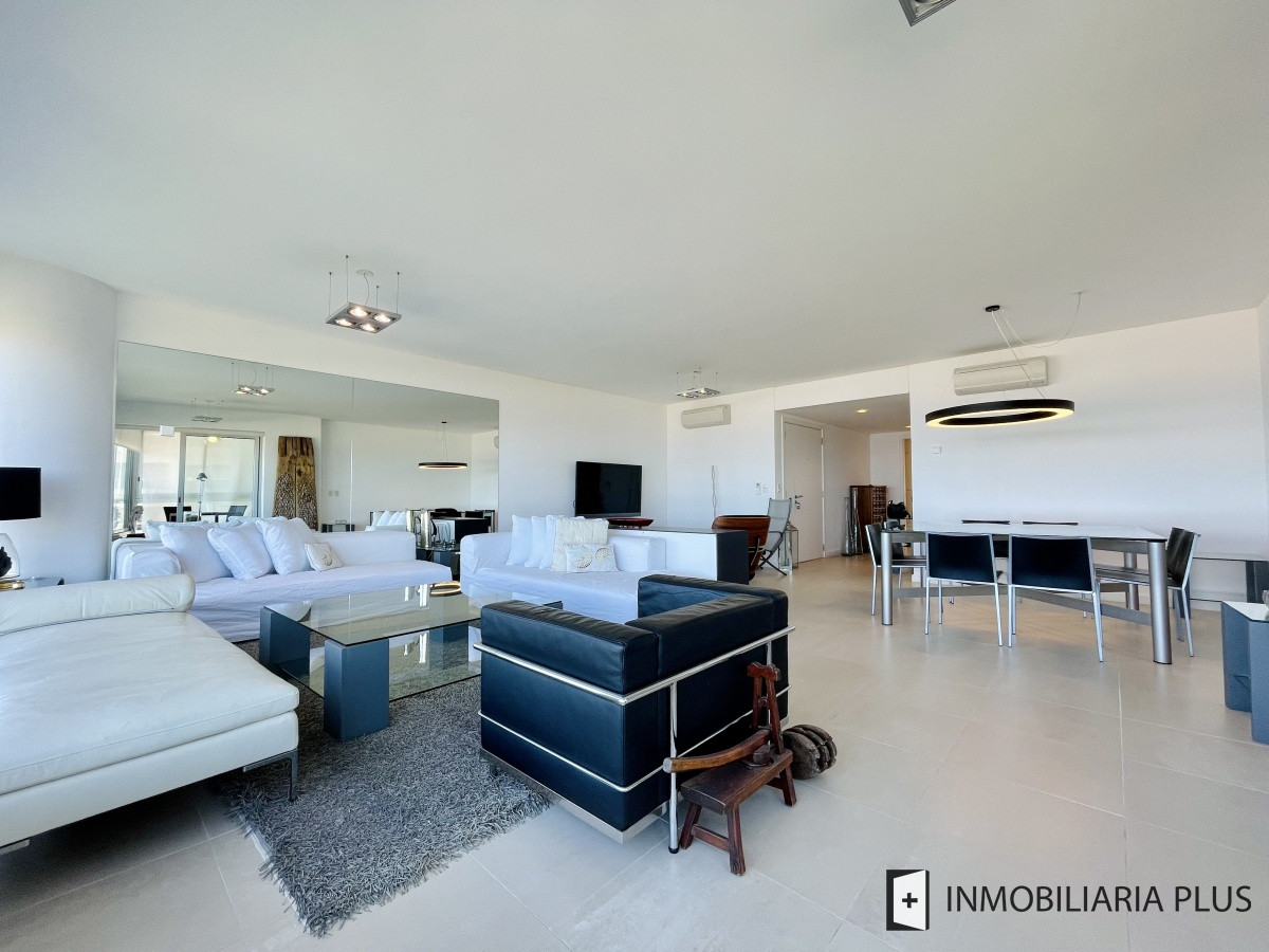 Apartamento ID.812 - Venta departamento esquinero de cuatro dormitorios frente a playa Brava de Punta del Este C812