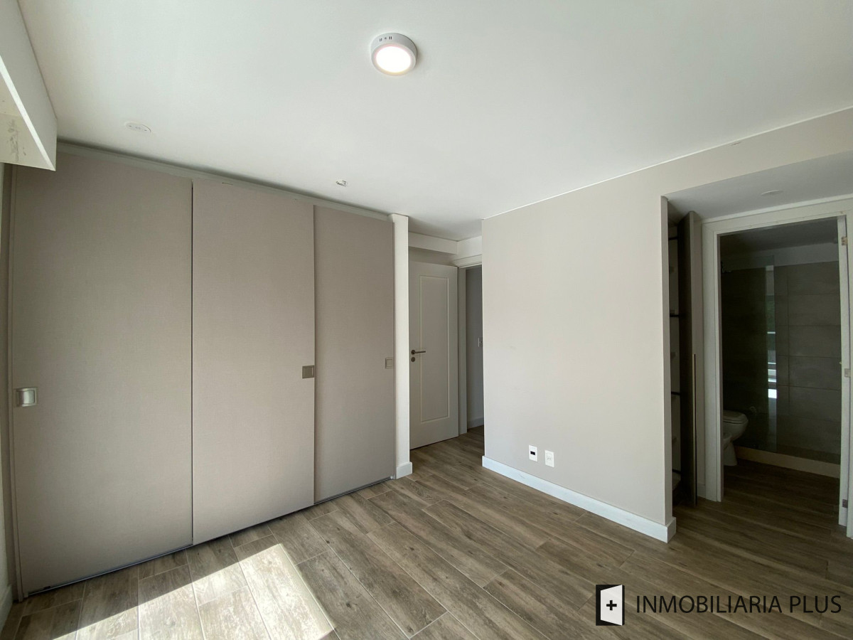 Apartamento ID.472 - Espectacular Apartamento de 2 Dormitorios, Dependencia y Parrillero a Estrenar en Punta del Este Maldonado C924