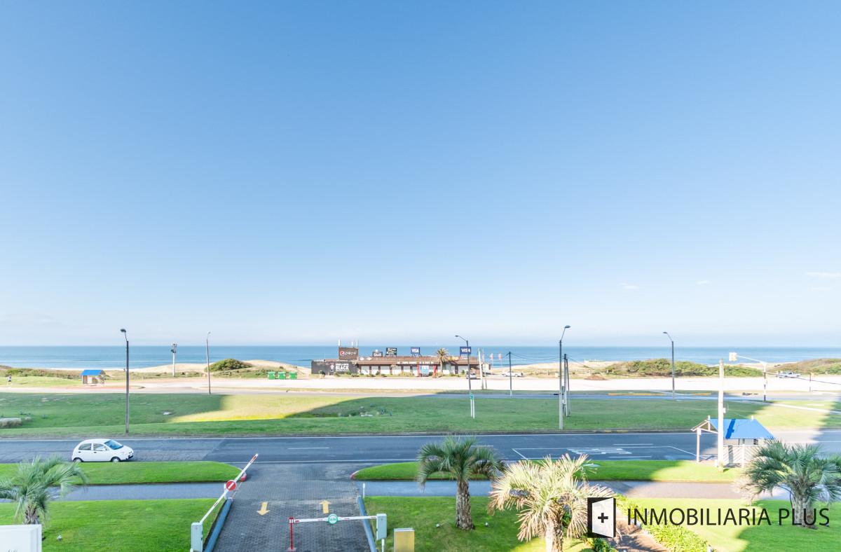 Apartamento ID.1075 - Venta de Apartamento de 218 m2 con 4 dormitorios en playa Brava Punta del Este
