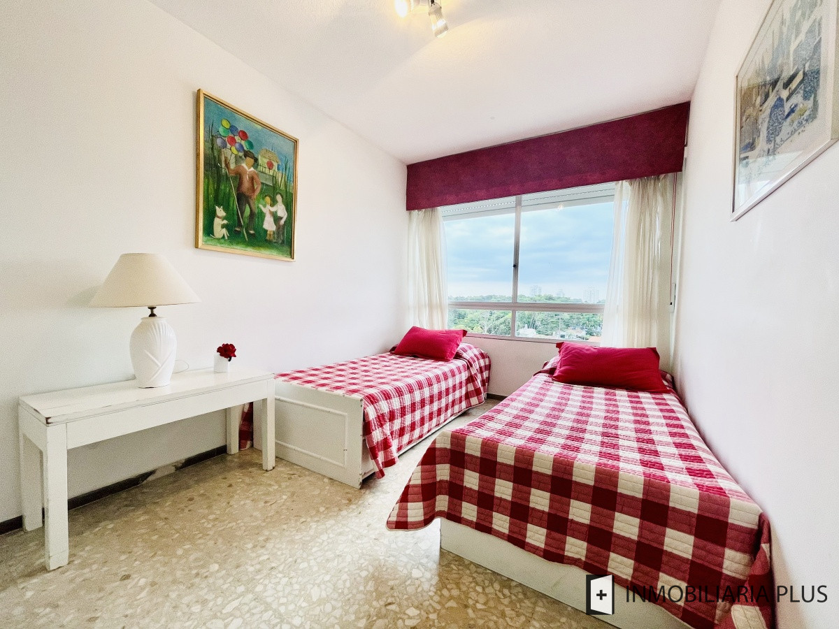 Apartamento ID.715 - Venta de Apartamento de 2 Dormitorios Frente al Mar, con Vista - Playa Mansa, Venta Código: C715B