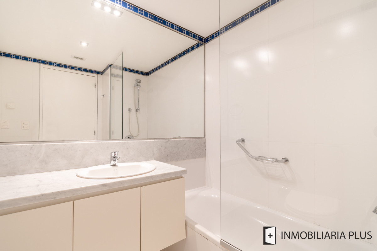 Apartamento ID.1075 - Venta de Apartamento de 218 m2 con 4 dormitorios en playa Brava Punta del Este
