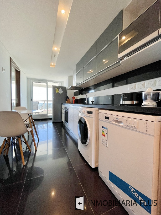 Apartamento ID.876 - Venta de Apartamento de 2 Dormitorios y Dependencia con todos los servicios en Playa Brava de Punta del Este