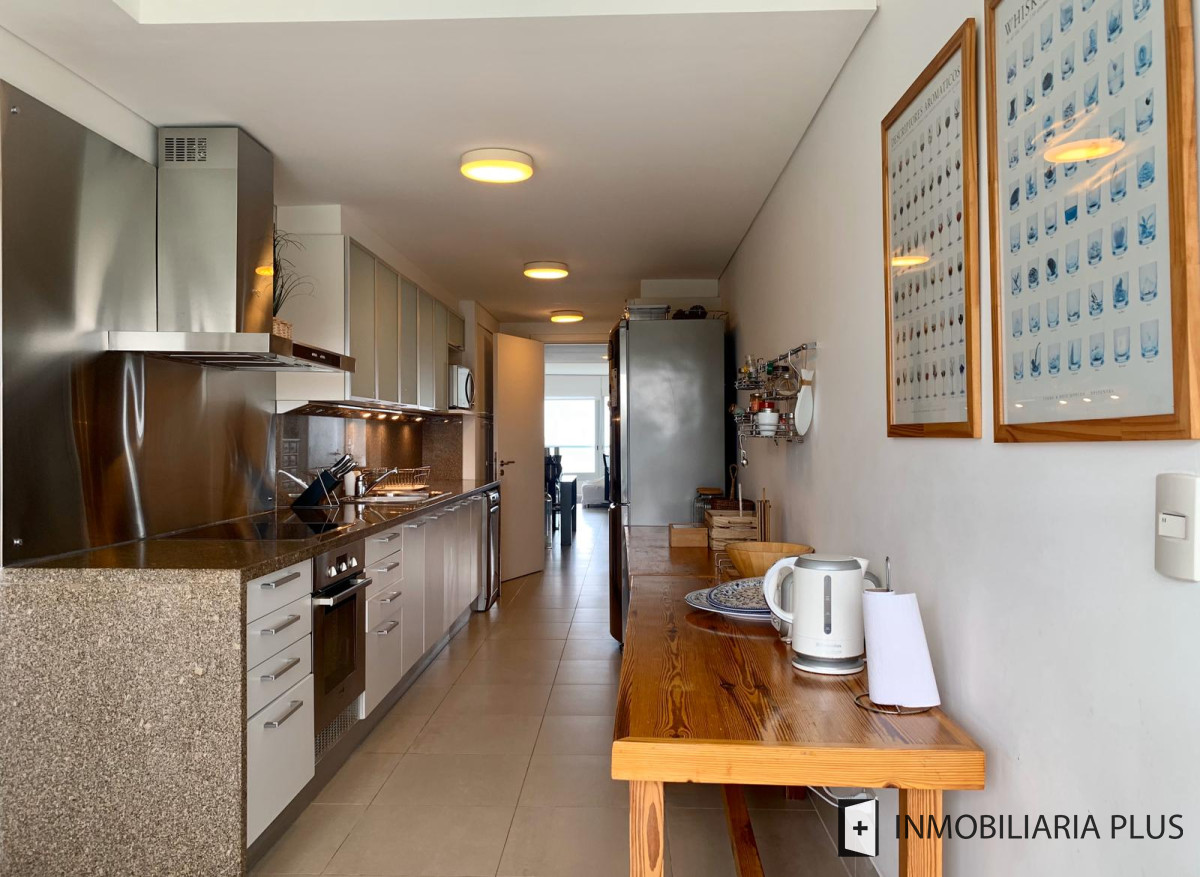 Apartamento ID.812 - Venta departamento esquinero de cuatro dormitorios frente a playa Brava de Punta del Este C812