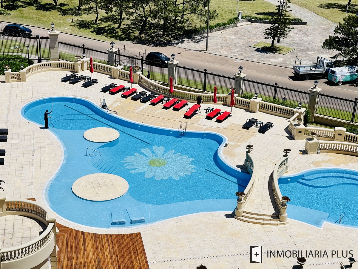 Apartamento ID.934 - Alquiler de Apartamento de 197 m2 con vista al mar con todos los servicios en Torre Le Jardin de Playa Mansa, Punta del Este