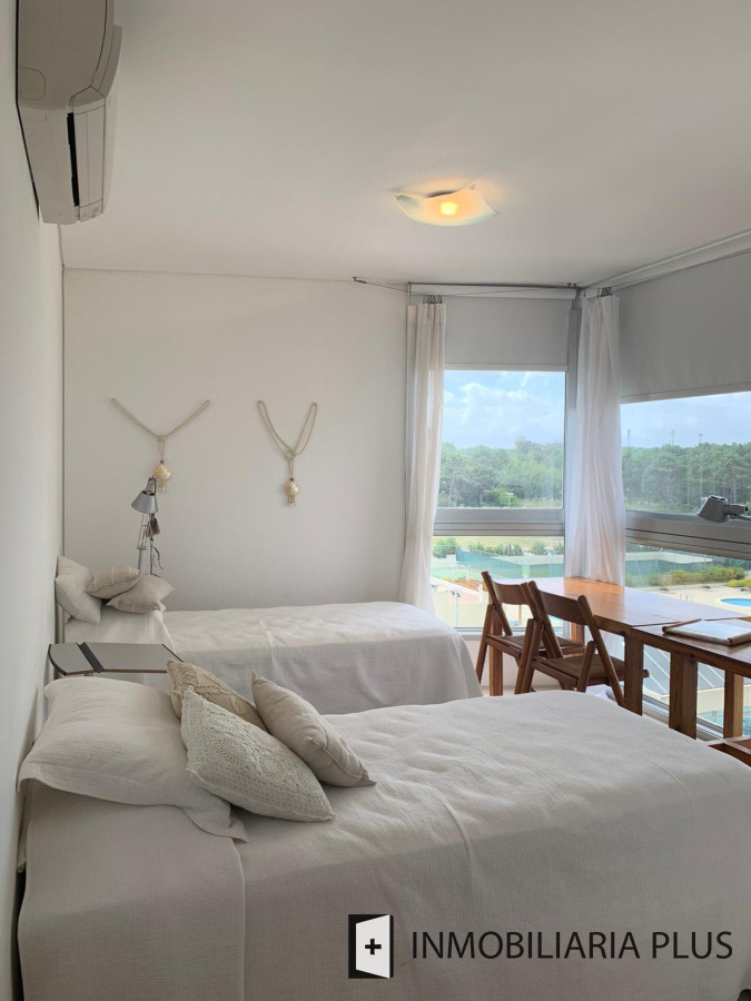 Apartamento ID.812 - Venta departamento esquinero de cuatro dormitorios frente a playa Brava de Punta del Este C812