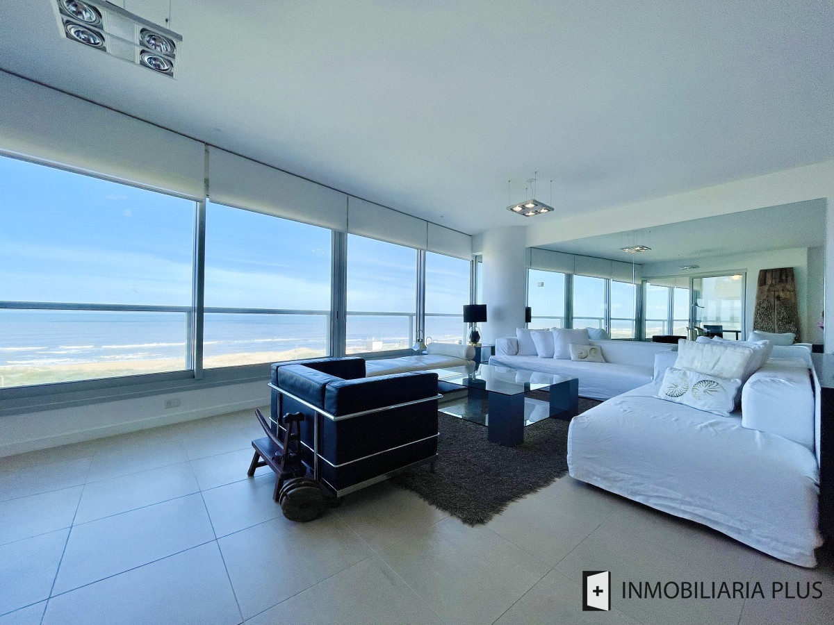 Apartamento ID.812 - Venta departamento esquinero de cuatro dormitorios frente a playa Brava de Punta del Este C812
