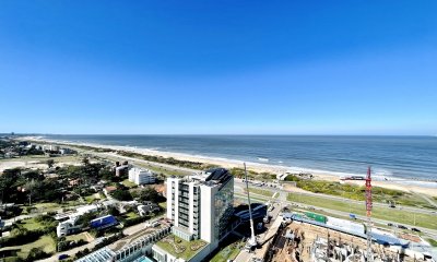 Venta de Apartamento de 2 Dormitorios y Dependencia con todos los servicios en Playa Brava de Punta del Este