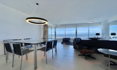 Venta departamento esquinero de cuatro dormitorios frente a playa Brava de Punta del Este C812