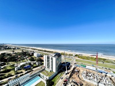  Venta de Apartamento de 2 Dormitorios y Dependencia con todos los servicios en Playa Brava de Punta del Este