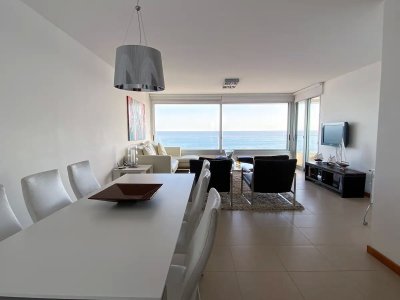  Alquiler de Apartamento de 115 m2 con 3 Dormitorios Frente al Mar en la Península de Punta del Este