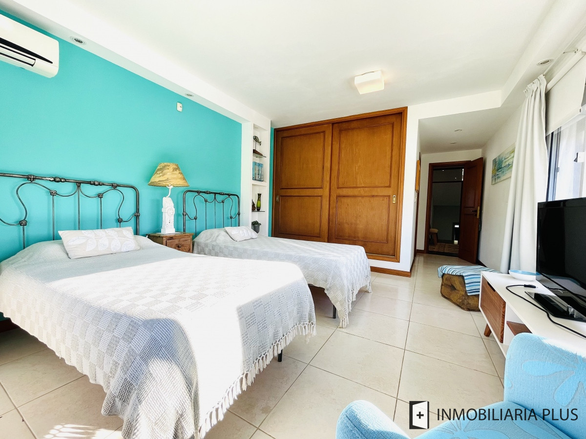 Casa ID.828 - Venta de Casa de 5 Dormitorios con Piscina Climatizada Frente a Playa Mansa de Punta del Este C828