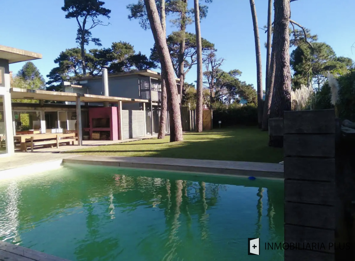 Casa ID.1267 - Alquiler de Casa en Punta del Este con 4 Dormitorios y Piscina a pasos de la Playa Mansa