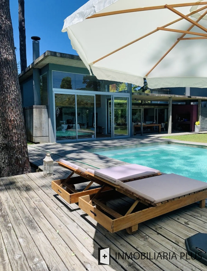 Casa ID.1267 - Alquiler de Casa en Punta del Este con 4 Dormitorios y Piscina a pasos de la Playa Mansa