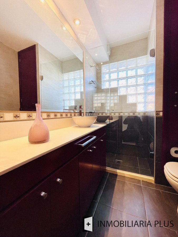 Casa ID.828 - Venta de Casa de 5 Dormitorios con Piscina Climatizada Frente a Playa Mansa de Punta del Este C828