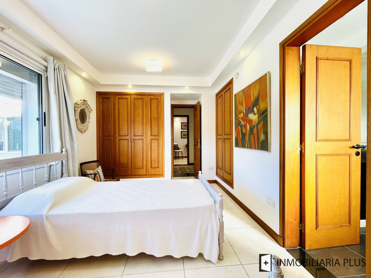 Casa ID.828 - Venta de Casa de 5 Dormitorios con Piscina Climatizada Frente a Playa Mansa de Punta del Este C828