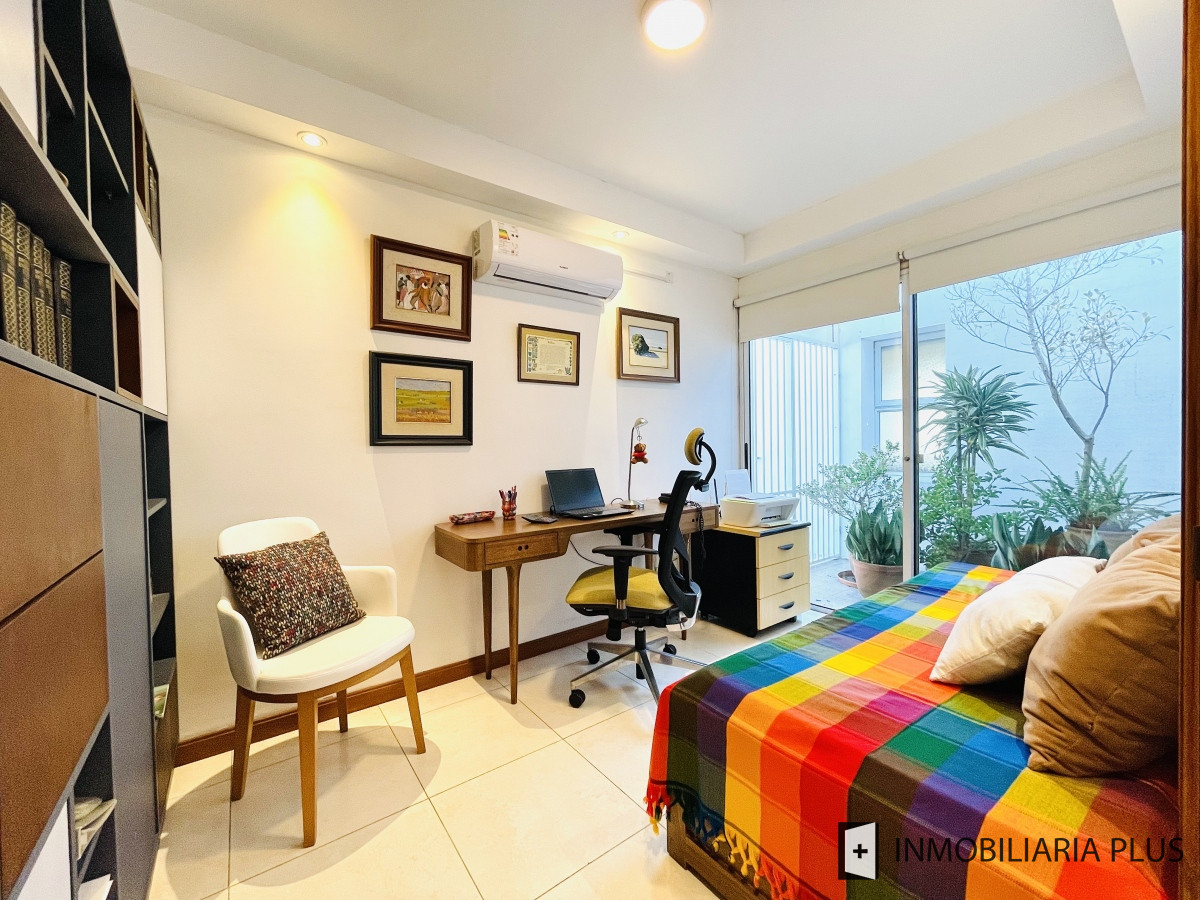 Casa ID.828 - Venta de Casa de 5 Dormitorios con Piscina Climatizada Frente a Playa Mansa de Punta del Este C828