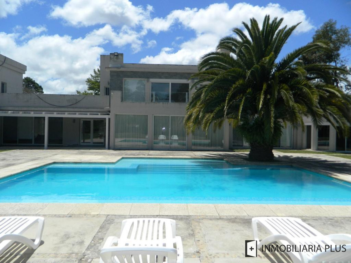 Casa ID.548 - Venta de Casa con todas las comodidades piscina, 4.200 m2 y 650 m2 en Punta del Este de 4 Dormitorios en Beverly Hills C955