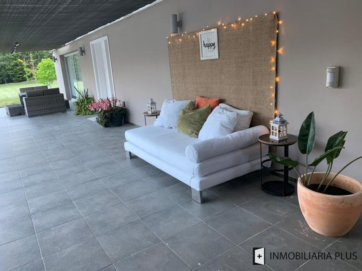 Casa ID.548 - Venta de Casa con todas las comodidades piscina, 4.200 m2 y 650 m2 en Punta del Este de 4 Dormitorios en Beverly Hills C955