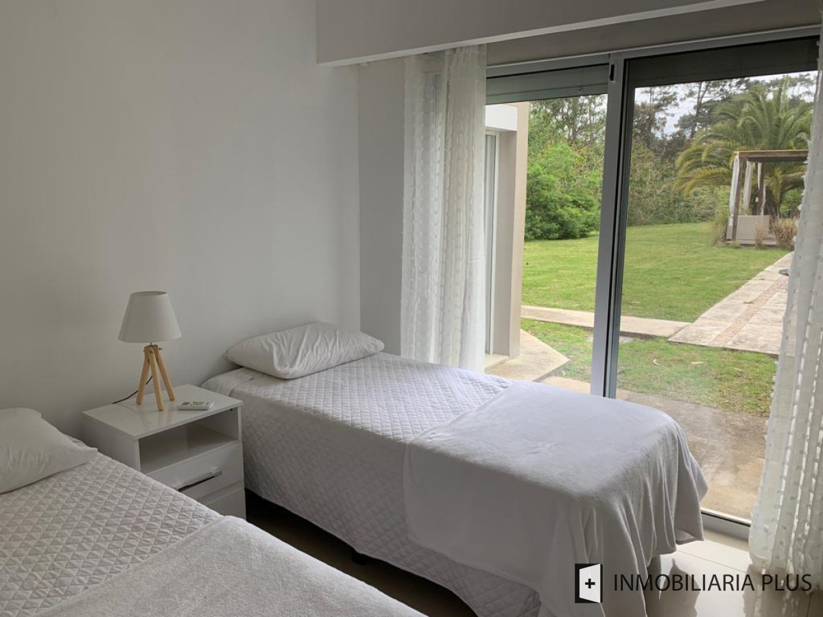 Casa ID.548 - Venta de Casa con todas las comodidades piscina, 4.200 m2 y 650 m2 en Punta del Este de 4 Dormitorios en Beverly Hills C955