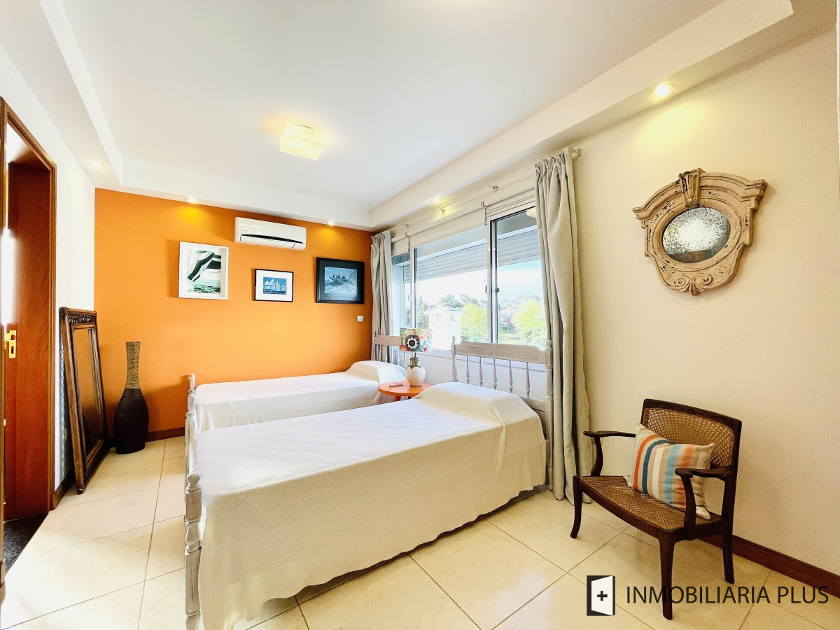 Casa ID.828 - Venta de Casa de 5 Dormitorios con Piscina Climatizada Frente a Playa Mansa de Punta del Este C828