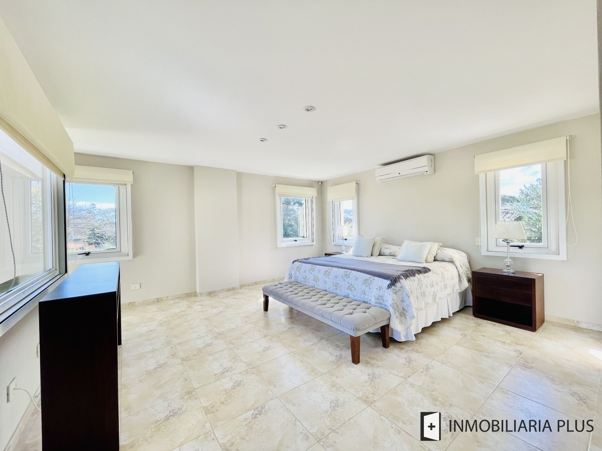 Casa ID.806 - Alquiler de Casa con 4 Dormitorios 905 m2 Piscina Climatizada y Barbacoa en Pinares de Punta del Este C806