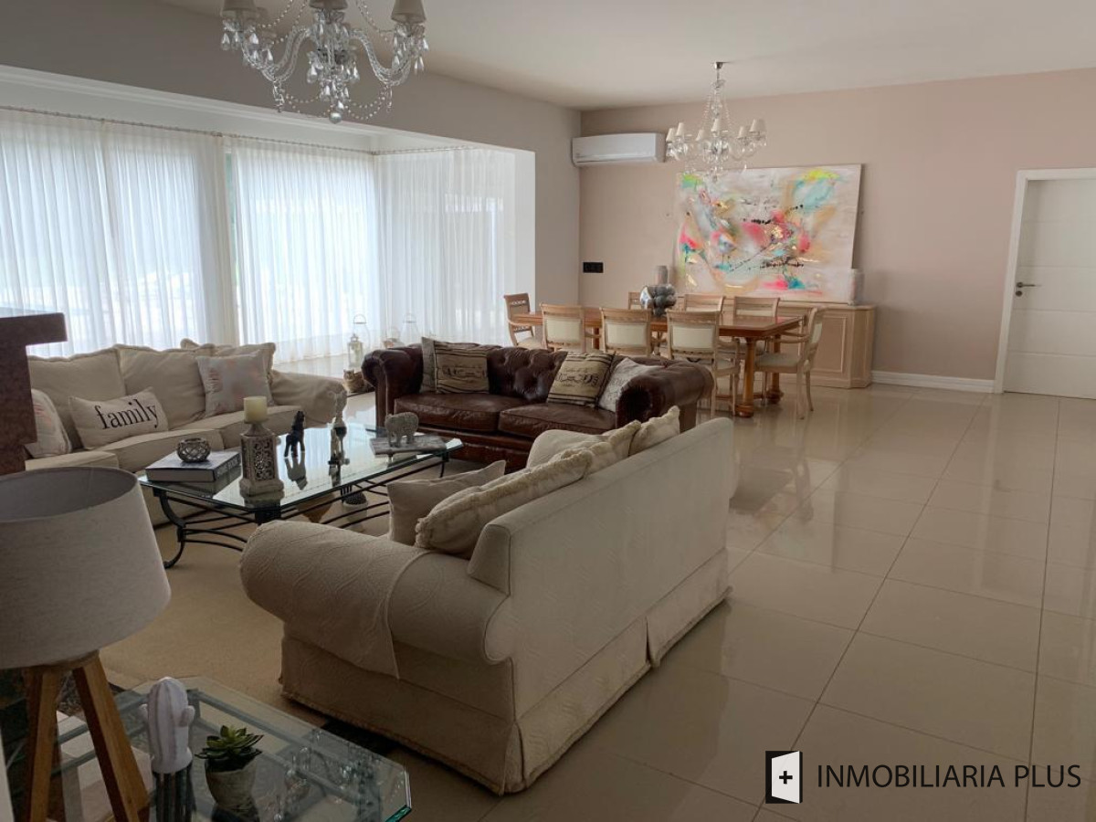 Casa ID.548 - Venta de Casa con todas las comodidades piscina, 4.200 m2 y 650 m2 en Punta del Este de 4 Dormitorios en Beverly Hills C955