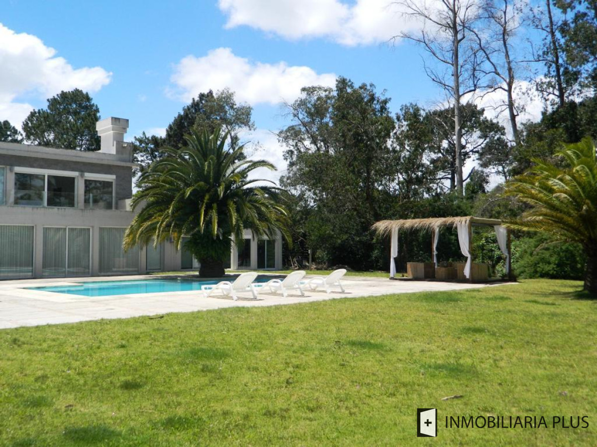 Casa ID.548 - Venta de Casa con todas las comodidades piscina, 4.200 m2 y 650 m2 en Punta del Este de 4 Dormitorios en Beverly Hills C955