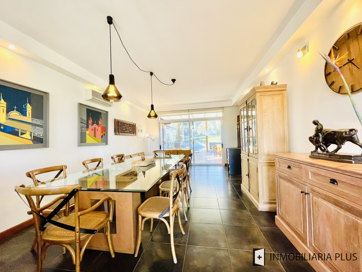 Casa ID.828 - Venta de Casa de 5 Dormitorios con Piscina Climatizada Frente a Playa Mansa de Punta del Este C828