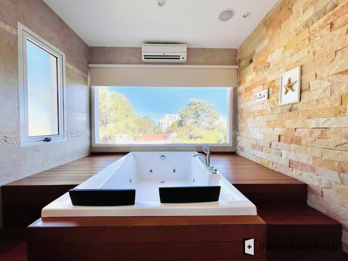 Casa ID.806 - Alquiler de Casa con 4 Dormitorios 905 m2 Piscina Climatizada y Barbacoa en Pinares de Punta del Este C806