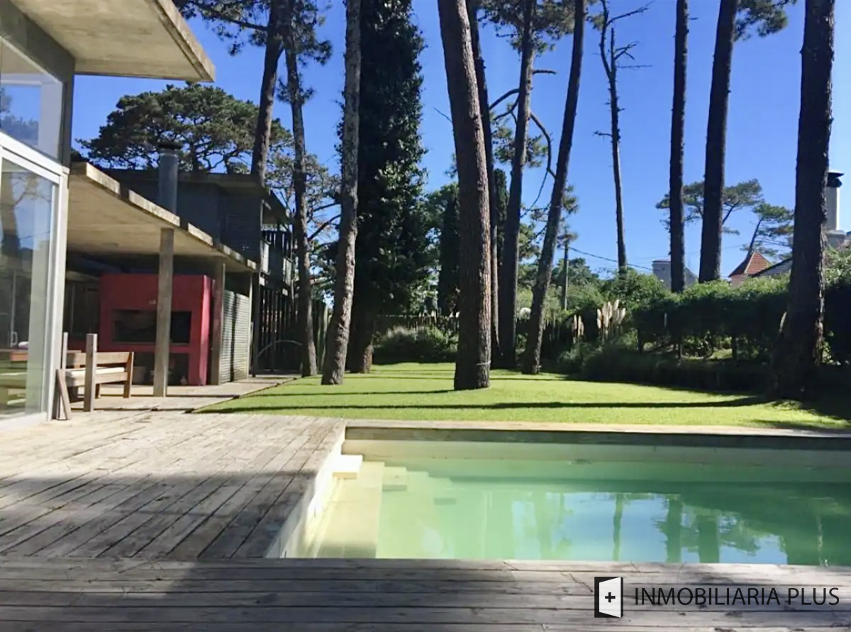 Casa ID.1267 - Alquiler de Casa en Punta del Este con 4 Dormitorios y Piscina a pasos de la Playa Mansa