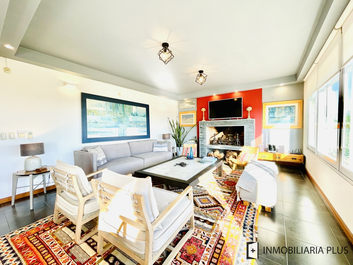 Casa ID.828 - Venta de Casa de 5 Dormitorios con Piscina Climatizada Frente a Playa Mansa de Punta del Este C828
